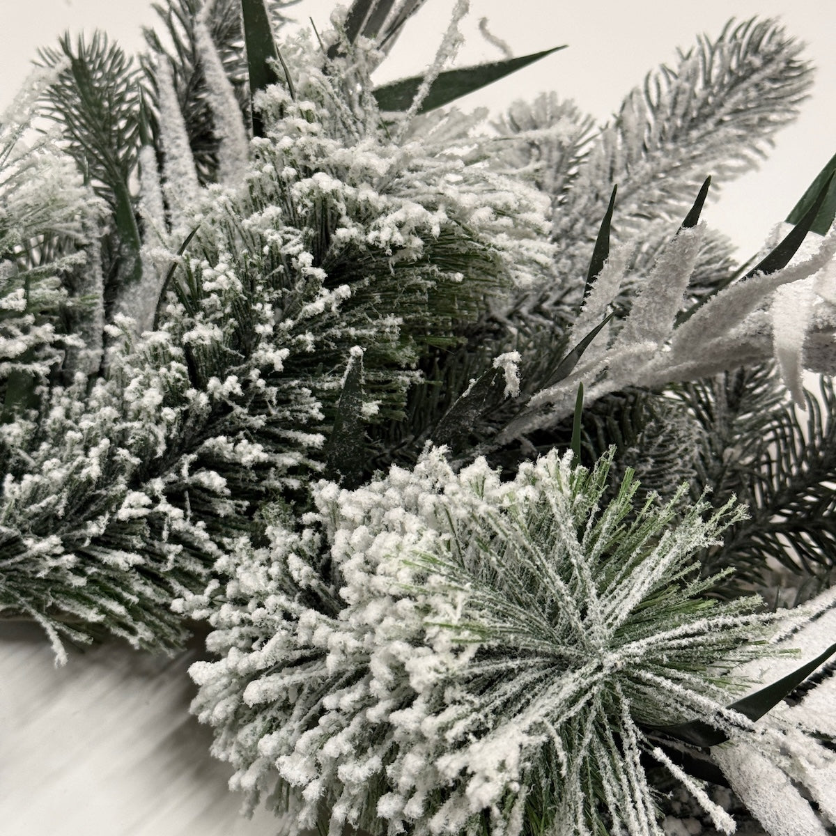 Coronita bogata de brad artificial cu aspect nins, 65 cm