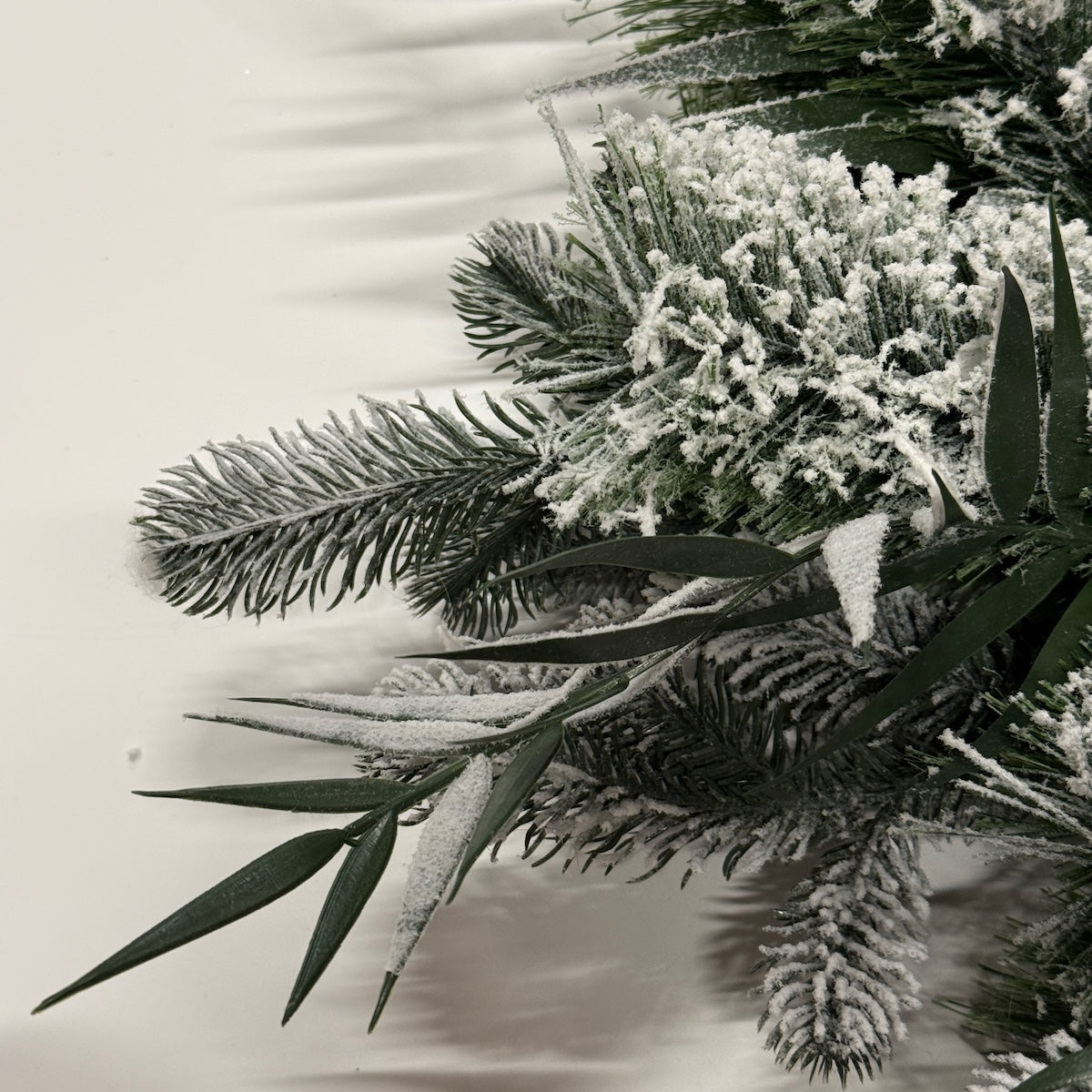 Coronita bogata de brad artificial cu aspect nins, 65 cm