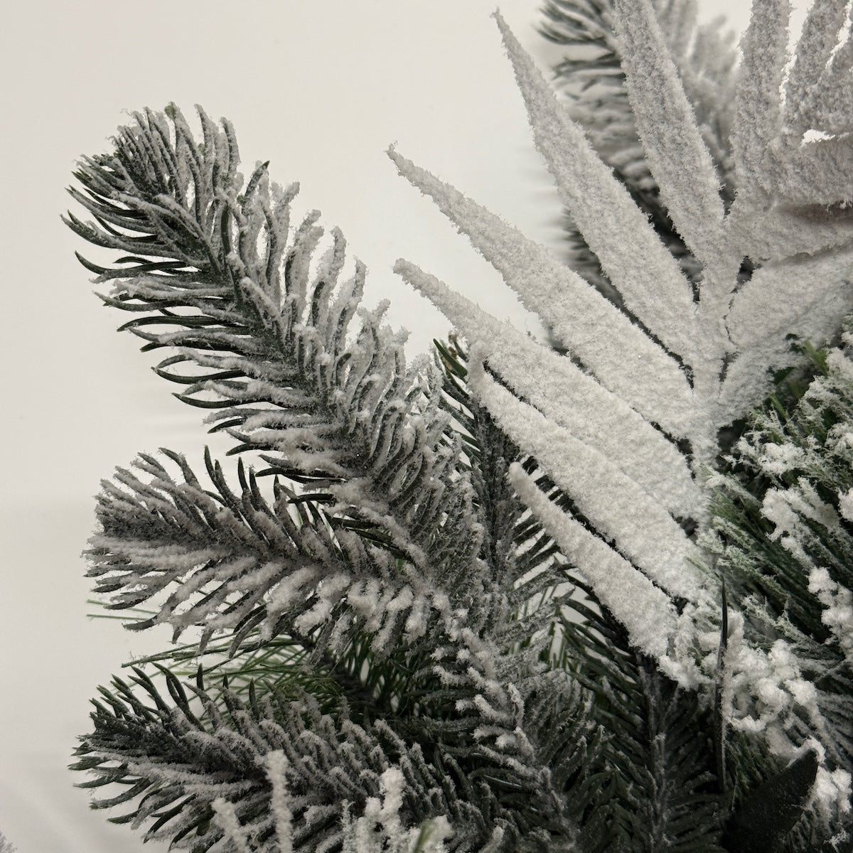 Coronita bogata de brad artificial cu aspect nins, 65 cm