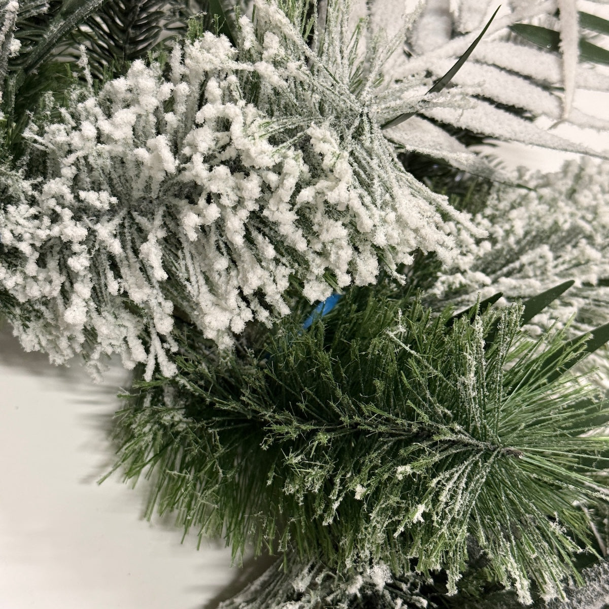 Coronita bogata de brad artificial cu aspect nins, 65 cm