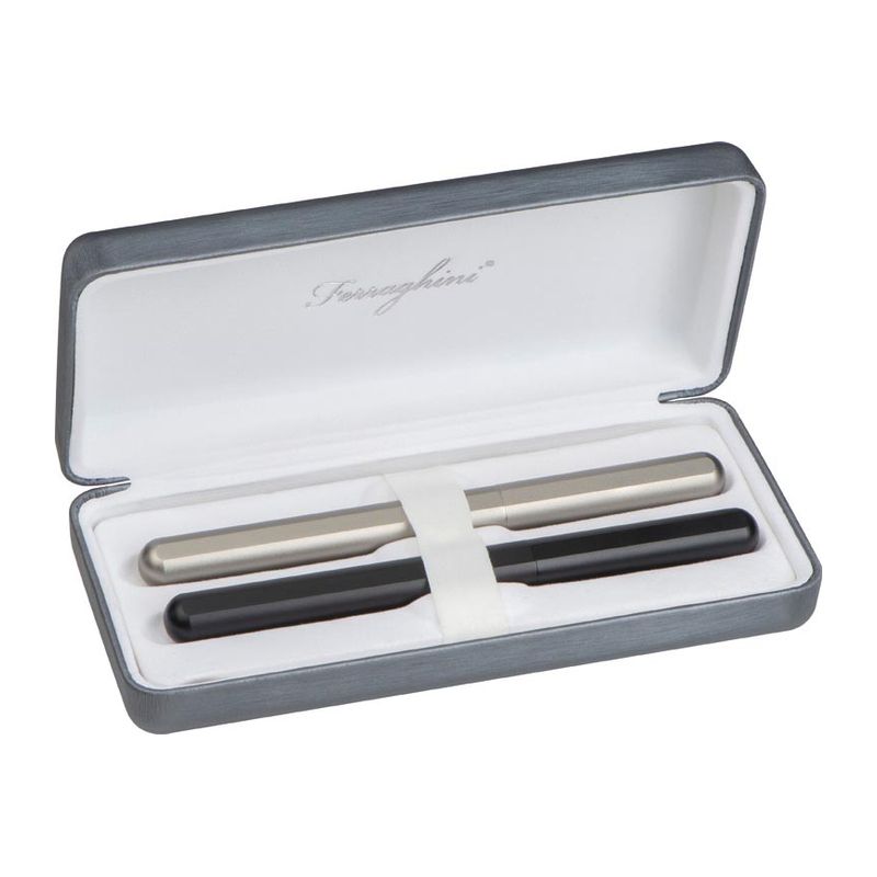 Set de scris Ferraghini cu pix roller si stilou elegant asezat pe birou