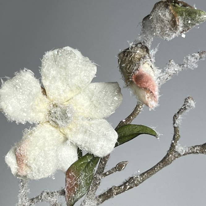 Decoratiune Crenguta de magnolie cu zapada 76 cm