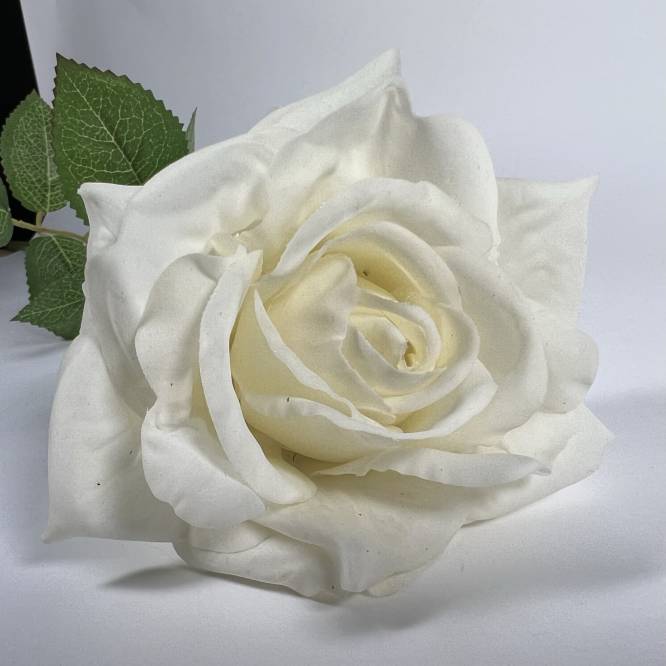 Trandafir artificial alb 68 cm cu aspect 100% natural