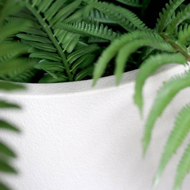 Feriga artificiala in tufa, in vas alb de plastic, 70 cm