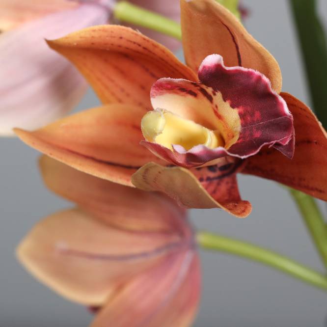 Aranjament premium cu orhidee artificiala Cymbidium portocaliu in vas de sticla, 48 cm