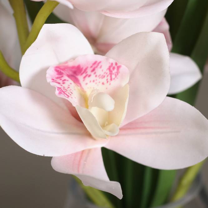 Aranjament premium cu orhidee artificiala Cymbidium roz pal in vas de sticla, 48 cm