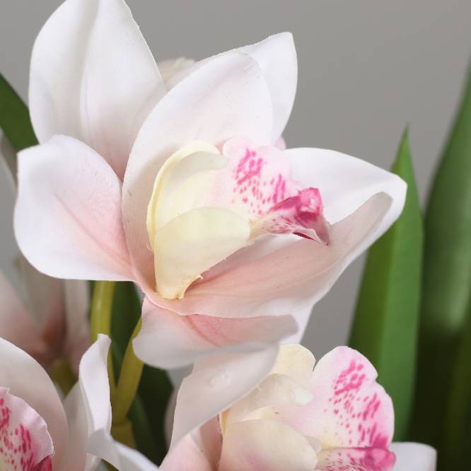 Aranjament premium cu orhidee artificiala Cymbidium roz pal in vas de sticla, 48 cm