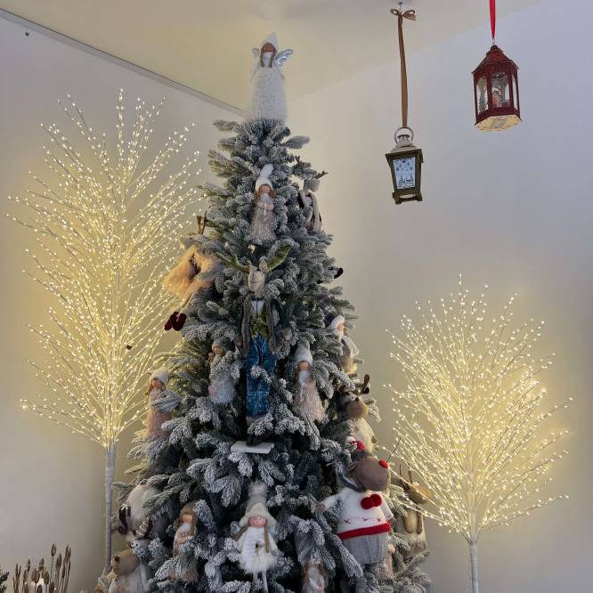 Copac iluminat cu 1700 de leduri, suport alb, 250 cm